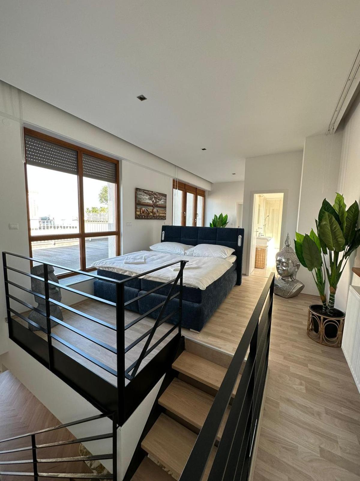 Luxury Penthouse At The Historical Centre With Free Parking Apartment Братислава Екстериор снимка